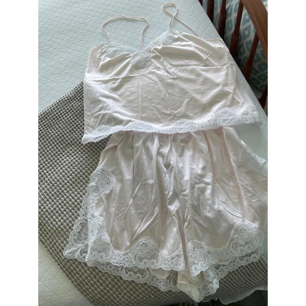 Size large two-piece light pink baby doll pajama set with white lace new without